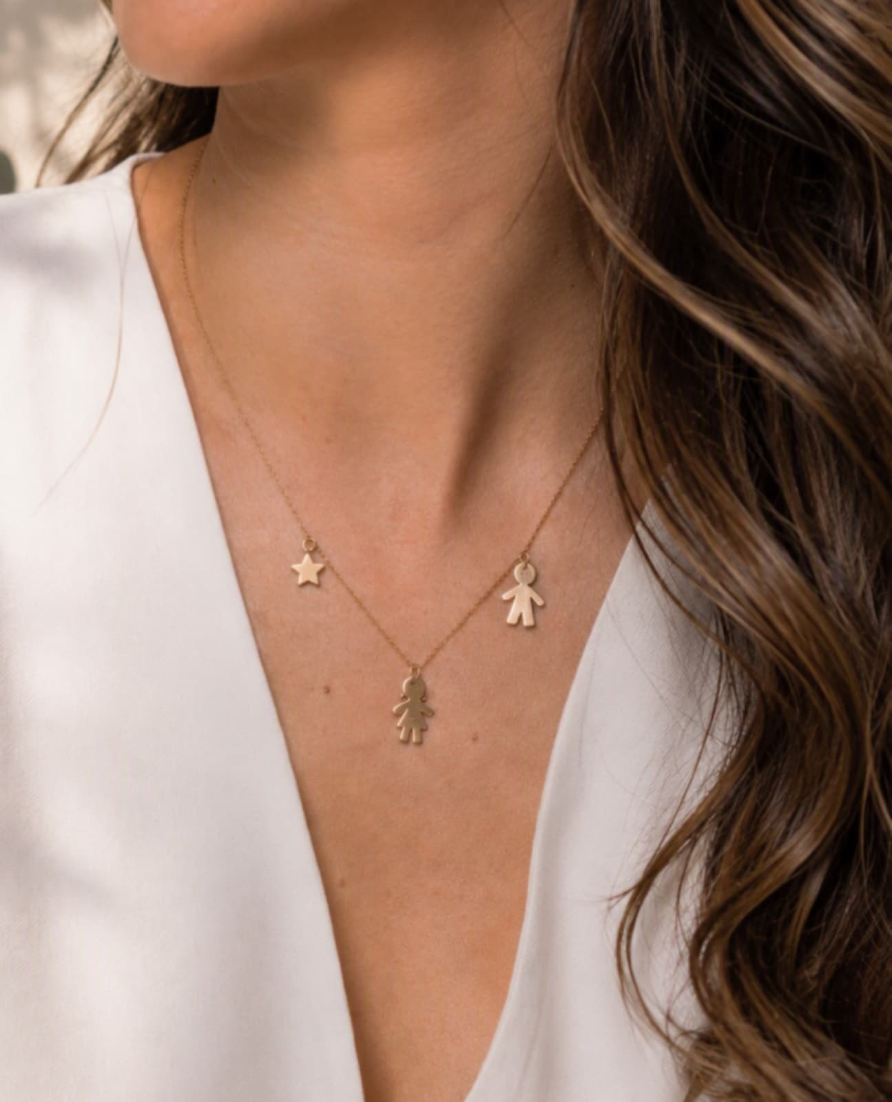 Cadena de oro con dijes y estrella