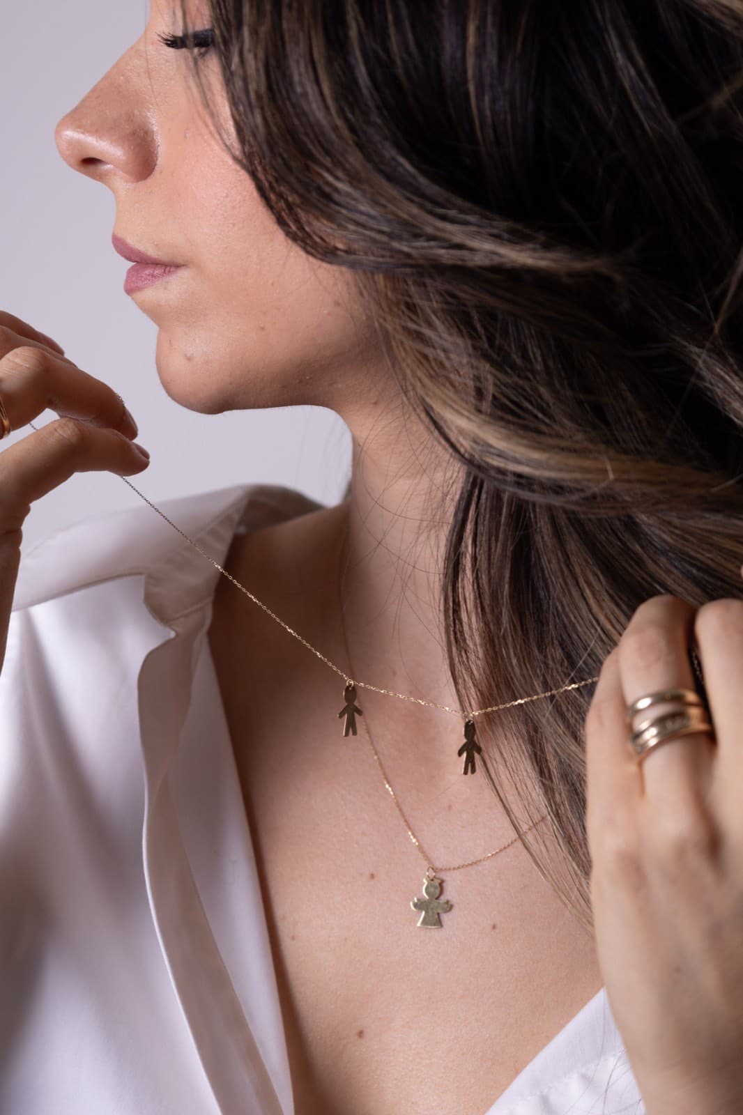 Cadena de oro con dijes