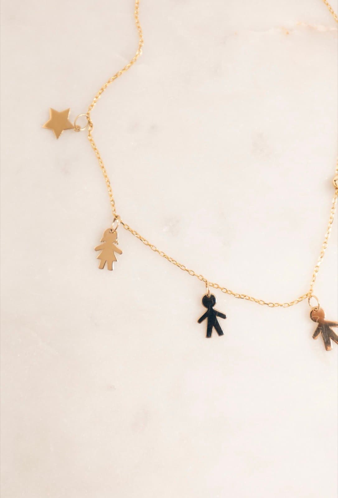 Estrella, niña, niño y niño pequeños