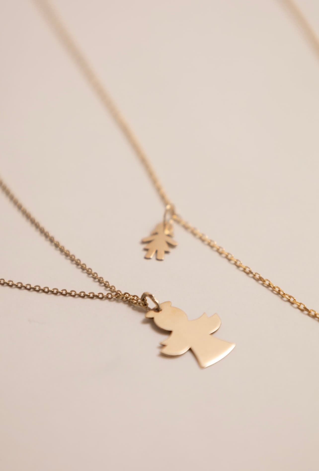 Cadena oro: ángel grande y niña pequeña