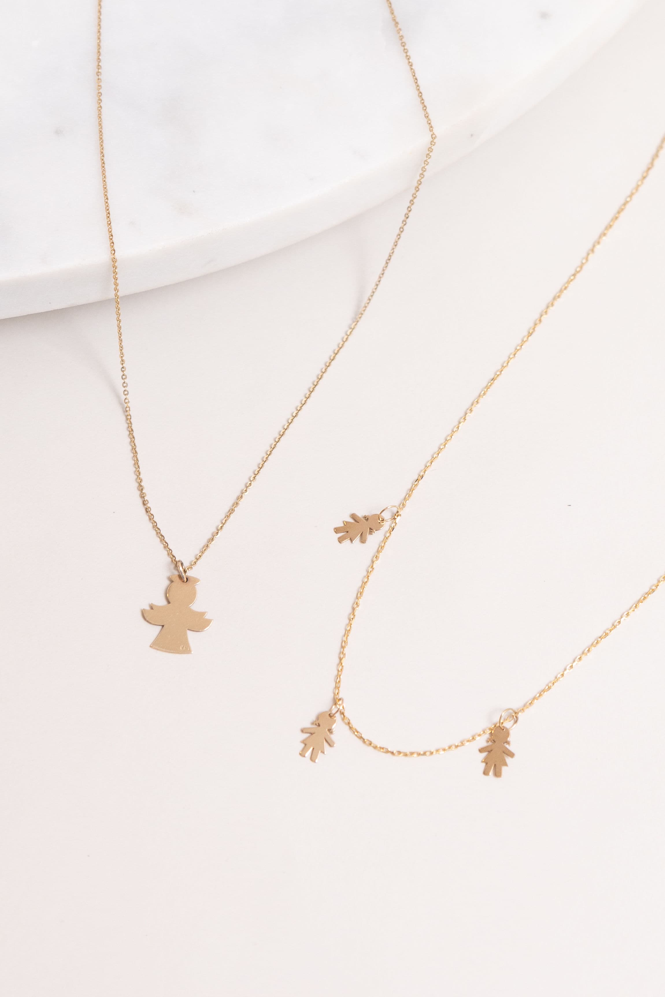 Cadena oro: ángel grande y niñas pequeñas