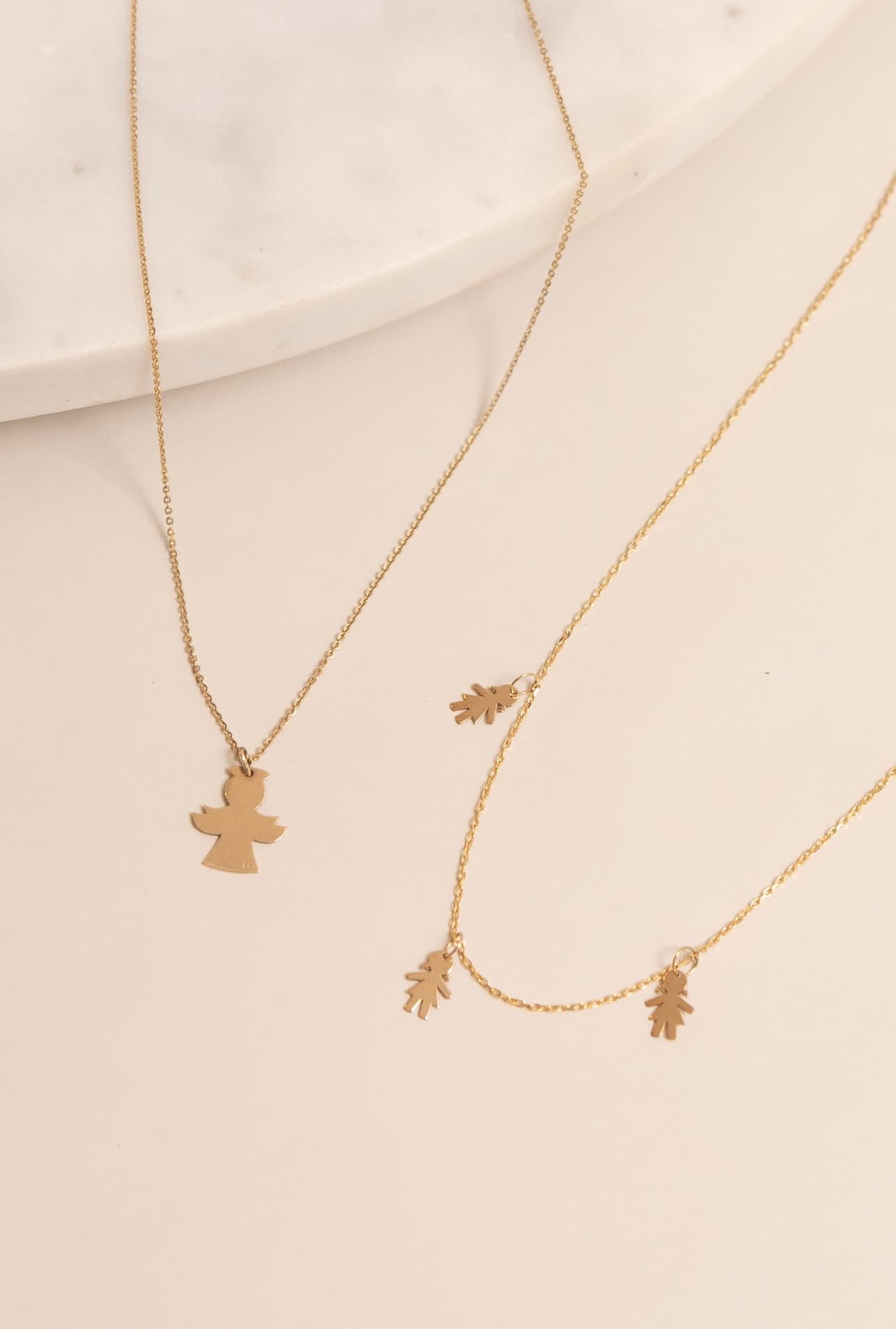 Cadena oro: ángel grande + cadena con tres niñas pequeñas