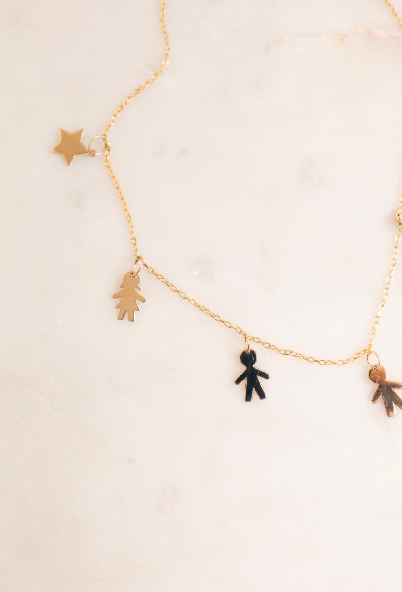 Cadena oro: estrella, niña y dos niños