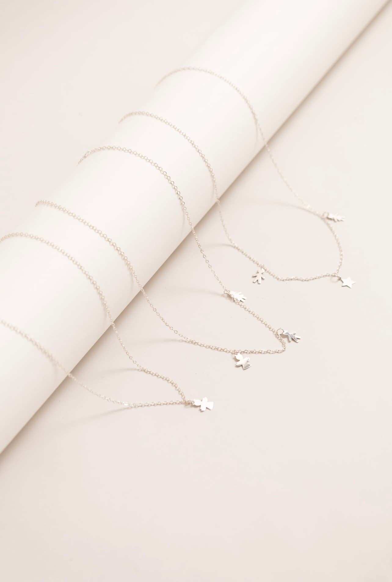 Cadenas plata con figurinas pequeñas