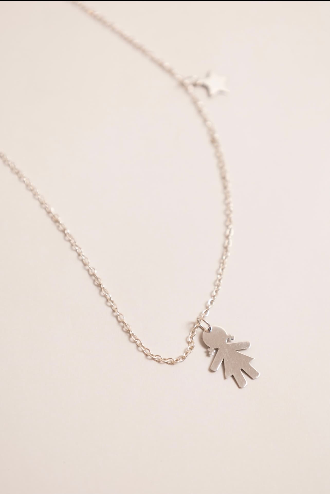 Cadena plata: niña y estrella